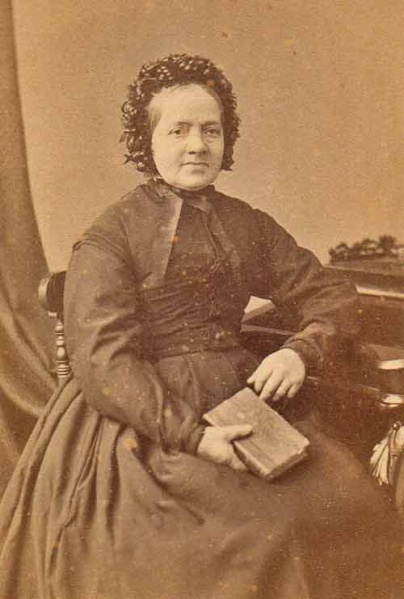 File:VictorianWomanBook.jpg