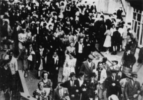 The crowd rushes down Mulcaster Street to greet the liberating troops