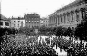 A parade in the square. Note that the statue of George II is not on its plinth, having been removed for regilding