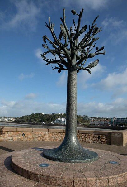 File:W22SculptureFreedomTree2.jpg