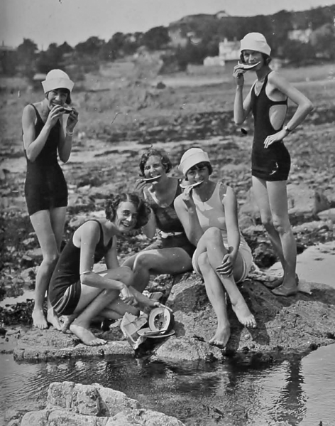 File:H25JSCLabeyAlbum1928GirlsOnBeach.png