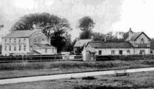 The Wimbledon Hotel was on Grouville Common, was later known as The Grouville Tavern. On the right is the former Groville Station of the eastern railway