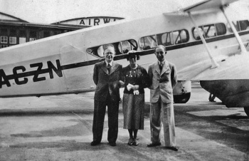 Passenters await a flight at Eastleigh in 1935