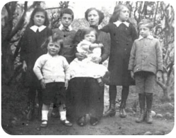 Laura Edith Gallie, nee Pinel (1911-1987) with her children by Henry William Gallie: Phyllis, Bernard, Dorothy, Raymond, Alan and Winnifred