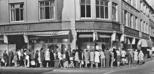 De La Mare sale queue