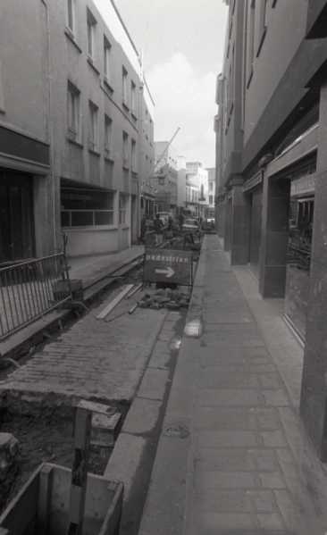 File:J25HilgroveStreetCobbles1977a.png