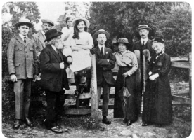 Oliver Morris and Mary Elizabeth (Polly), nee Hocquard (1840-1916), with their family in 1915