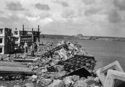 September 1974 - autumn gales damage the wall and cause delays