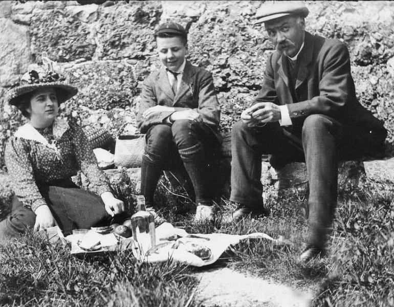 File:S25Picnic1906DeFaye.jpg