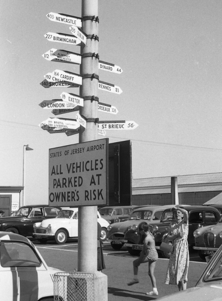 File:H24AirportDistanceSigns1957.png