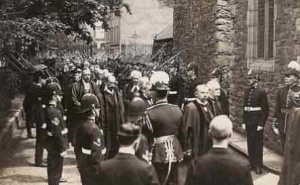 Dignitaries enter the Town Church for the memorial service for Edward VII in 1910