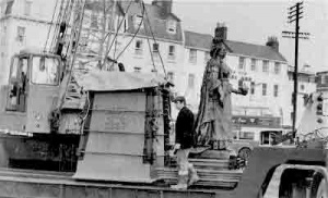 Dismantling the statue and plinth in November 1972