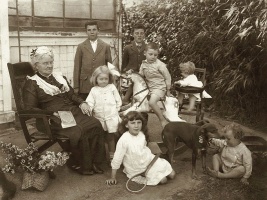 Catherine Vautier and her grandchildren in 1916