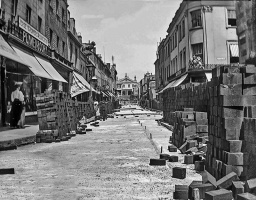 Laying wooden setts to replace old paving stones