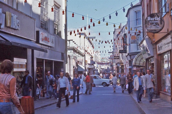 Looking towards the New Street junction. No 45 is the shop with the striped green blind on the right. No 45½ is closer to the camera, behind the two men walking along the pavement