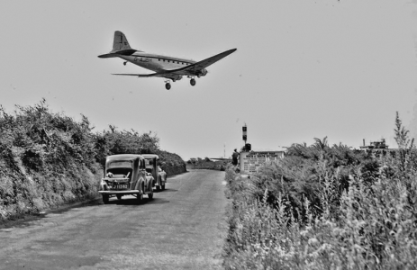 A Dakota landing in 1948 - Picture Evening Post