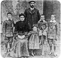 Alice Jane Anley (1870-1952) with her husband Walter Le Seelleur (1874-1930) and their children Hedley, Lyndon David, Raymond and Druscilla Alice