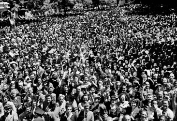 A packed Royal Square