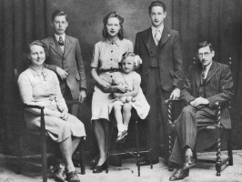 Edna Carrel and husband Samuel Elmont, with children Peter, Jean, June and David