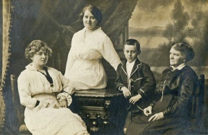 Clara, Lily, Walter and Mary Moorman 1916