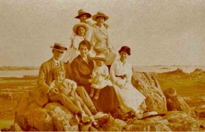 Rimingtons and friends at Green Island, c1920