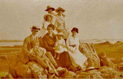 Rimingtons and friends at Green Island, c1920