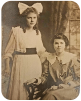 Grace Hine (1896-1969) and Nesta Hine(1901-) in 1916