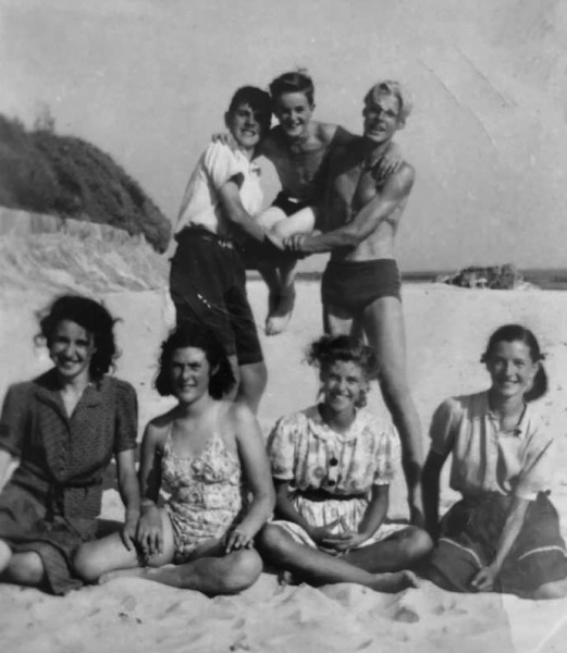 File:FT22BeachGroup40-50s1.jpg