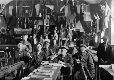 The reading and concert room in October 1914 in the recently opened Soldiers and Sailors Institute.