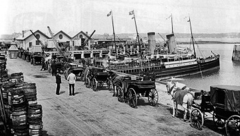 Carriages collect arriving passengers on the Victoria Pier