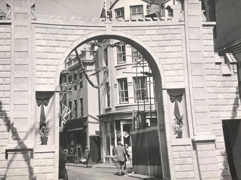 File:TP20QueenStreetGeorgeVIArch1937.jpg