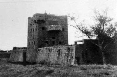 A searchlight platform was built on the fort itself