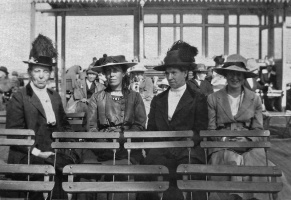 Louisa and Alice Le Mottee in 1919