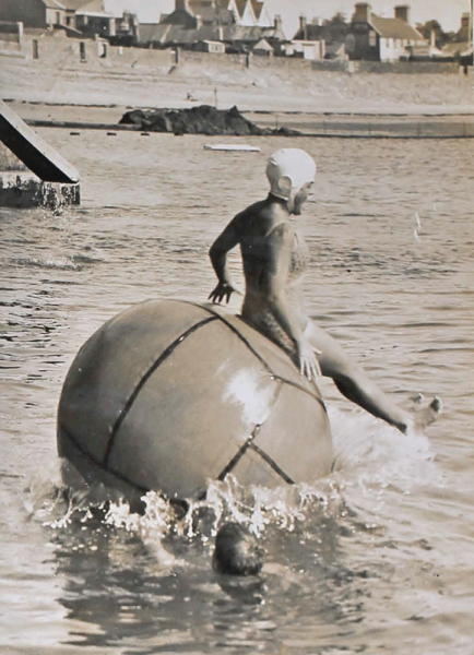 File:H25JSCLabeyAlbum1928BigBall2.png