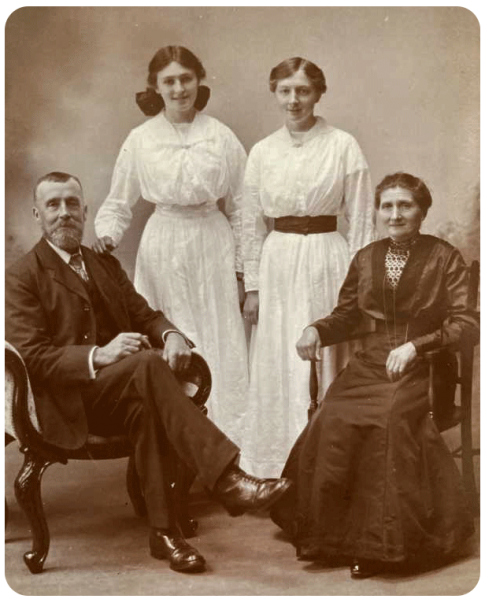 File:An23Alfred&AlexandrineVincent&Daughters.png