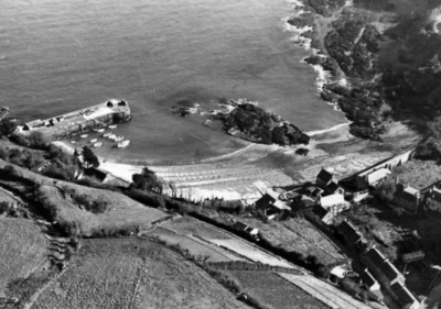 A gun barrel at the bottom right of this photograph, looking down on Rozel Harbour. It was defended by a wiederstandnest manned by two NCOs and eight men, and a larger installation at the historic Rozel Fort, with a 10.5 cm cannon among its weaponry, and a a complement of four NCOs and 21 men