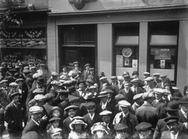Outside the French Consulate in 1914