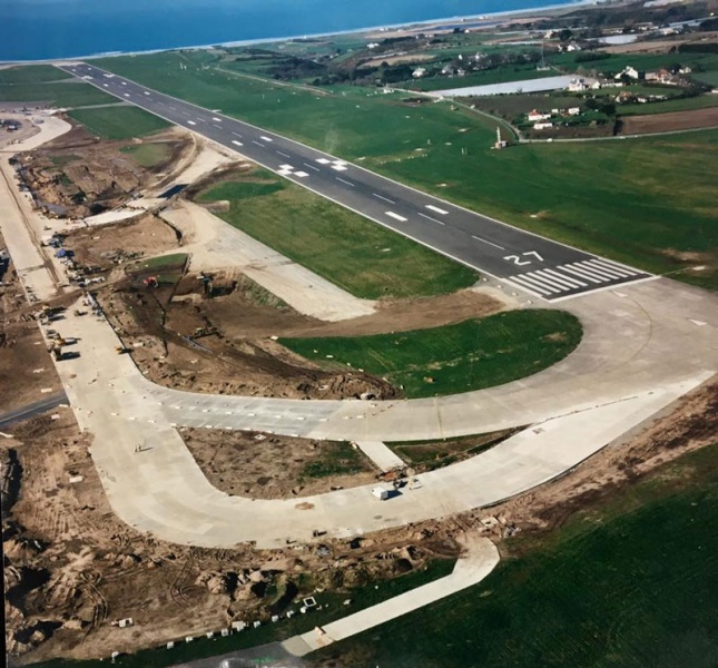 File:F17AirportTaxiway.jpg