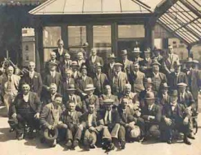 Merchants and farmers at the weighbridge