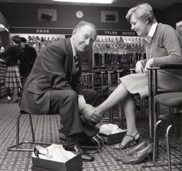 File:J25KenLandickTylersRetirement1981.jpg