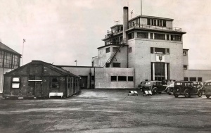 April 1950:A temporary shed was erected in the forecourt for passengers waiting for delayed flights