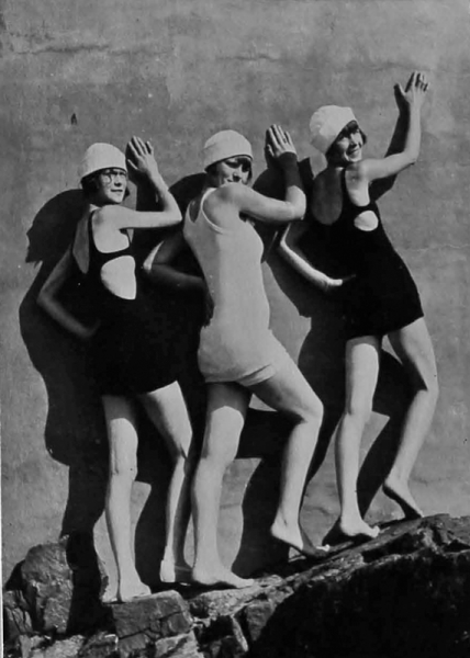 File:H25JSCLabeyAlbum1928ThreeBelles2.png