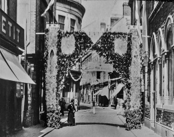 The view from New Cut, across the King Street junction to New Street in 1935 - George V's Silver Jubilee year