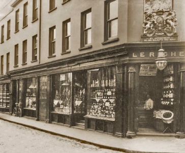 Le Riches on the corner of Colomberie and Grenville Street. The building was later destroyed by fire