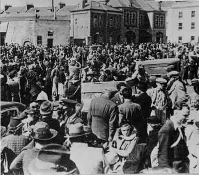 Despite fears of an air raid, there was no hope of avoiding large crowds at the Harbour