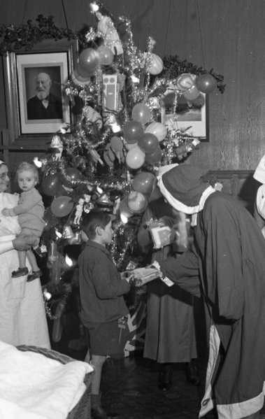 File:FH23FatherChristmasHospital1938.png