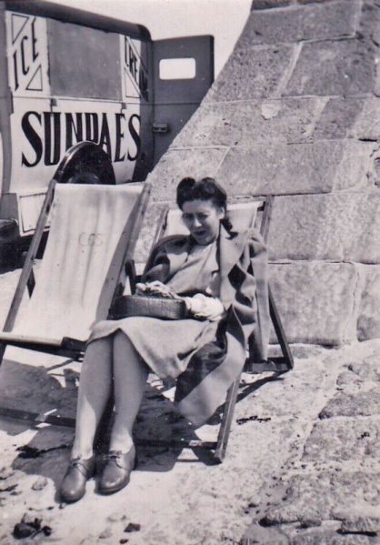 File:E23AuntieDorothySlipwayDeckchair.jpg