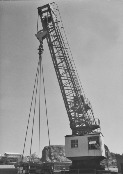 File:F20HarbourCrane30Ton1966.jpg
