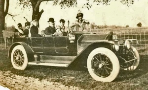 Adelina Perchard (1834-1924) with her daughter Ethel Jessie Rattray (1875-1956), son-in-law George Summers and grandchildren in the early 1920s. Adelina married David Rattray (1820-1885) at St Saviour in 1854 and most of their seven children were born in Normandy before the family emigrated to the USA in 1882. David died there three years afterwards