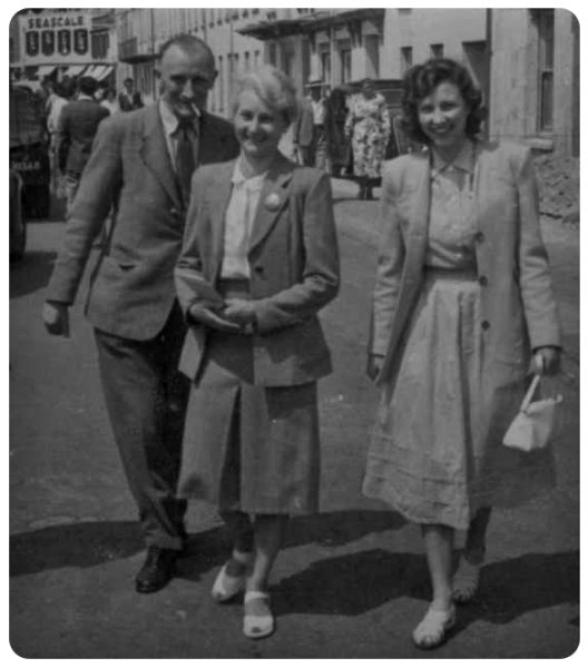 File:An18Alfred,Maisie&MargeryGreen1947.png